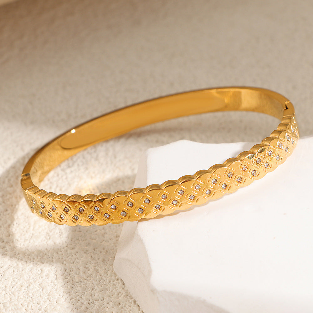 Damen Armreif mit funkelnden Zirkonia und strukturiertem Design Shop Nory