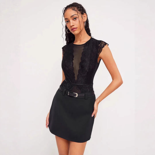 Damen Elegantes Spitzenbody mit tiefem V-Ausschnitt und zarten Rüschendetails