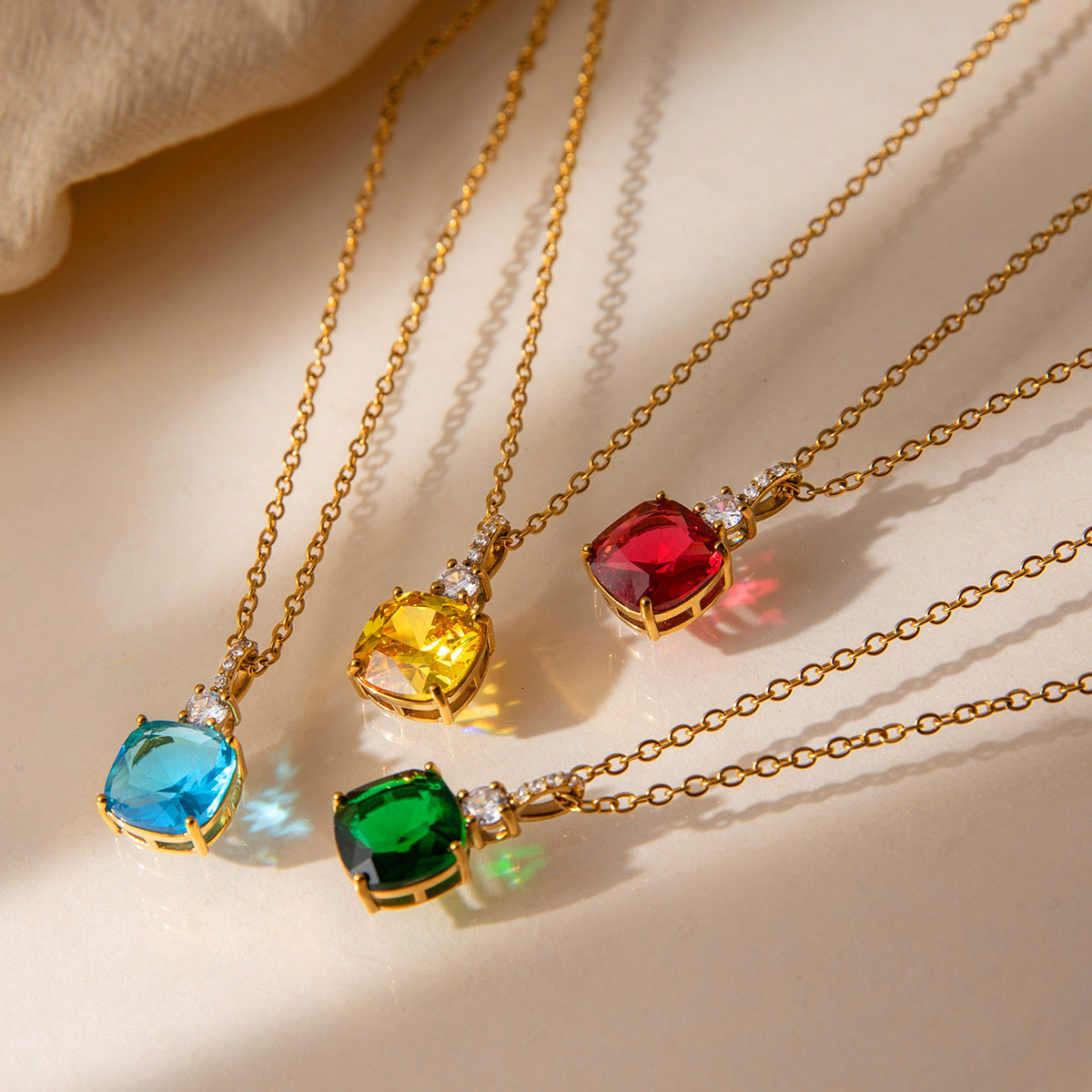 Damen elegante Halskette mit funkelndem Anhänger aus hypoallergenem Edelstahl Shop Nory