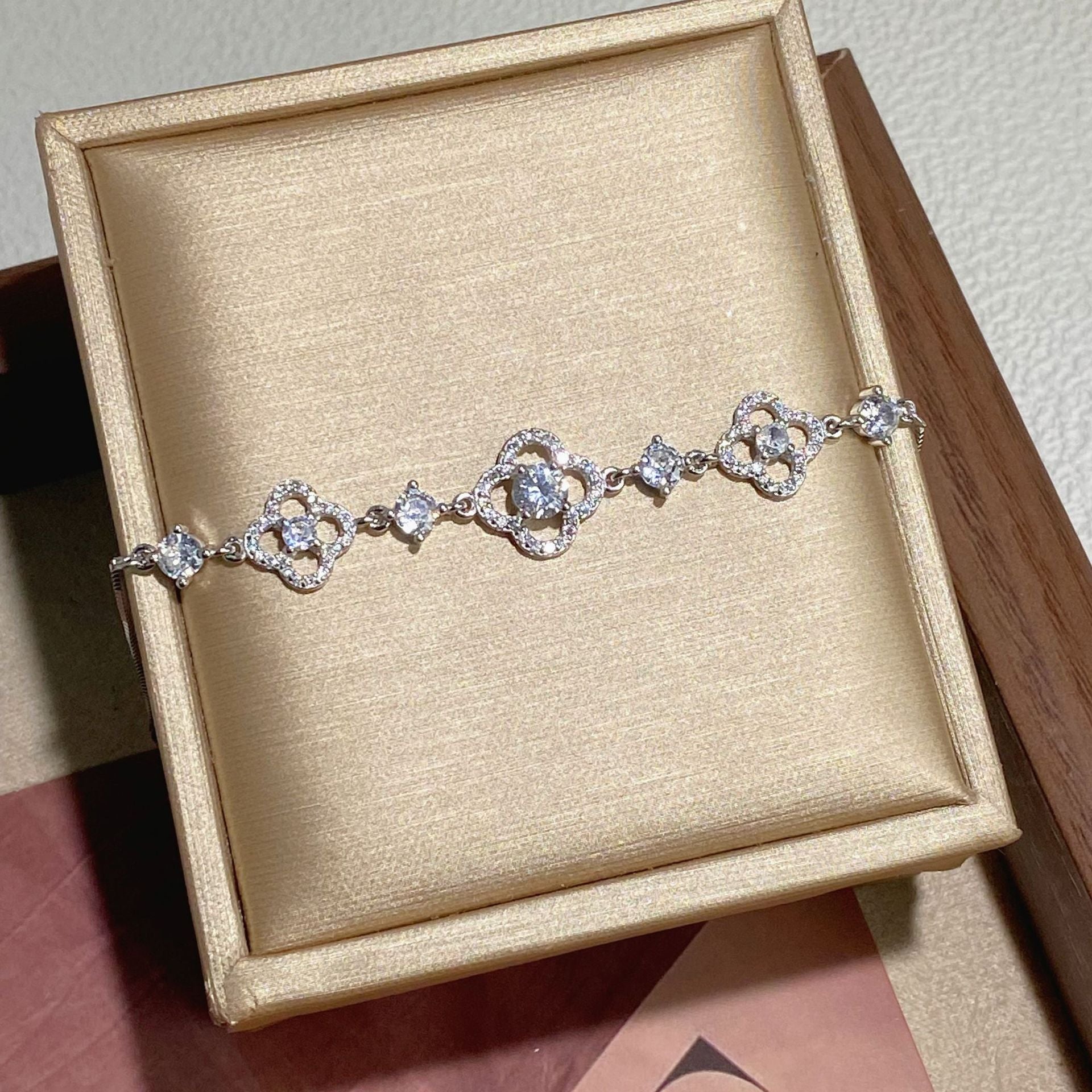 Damen filigranes Armband mit funkelnden Kristallverzierungen Shop Nory