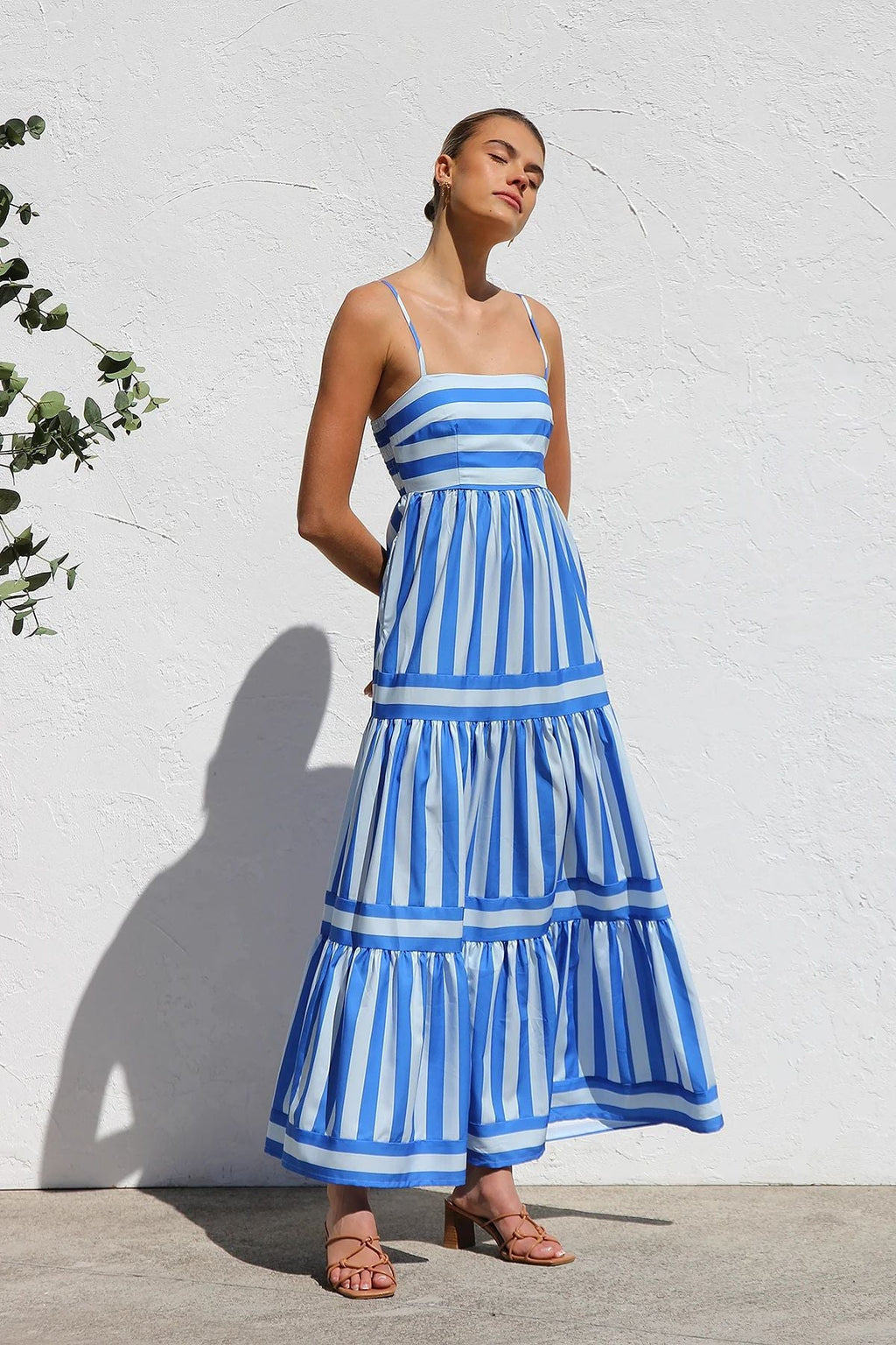 Damen Maxikleid mit Streifenmuster und fließendem Rock