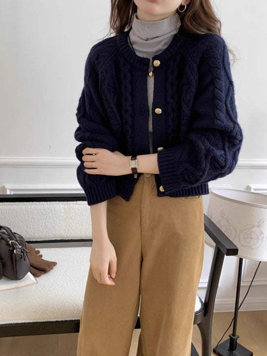 Damen Kurzer Zopfmuster-Cardigan mit goldenen Schmuckknöpfen Shop Nory