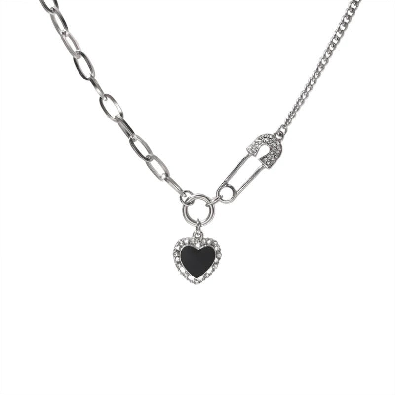 Damen Halskette mit Herzanhänger und modischen Sicherheitsnadel-Details Shop Nory
