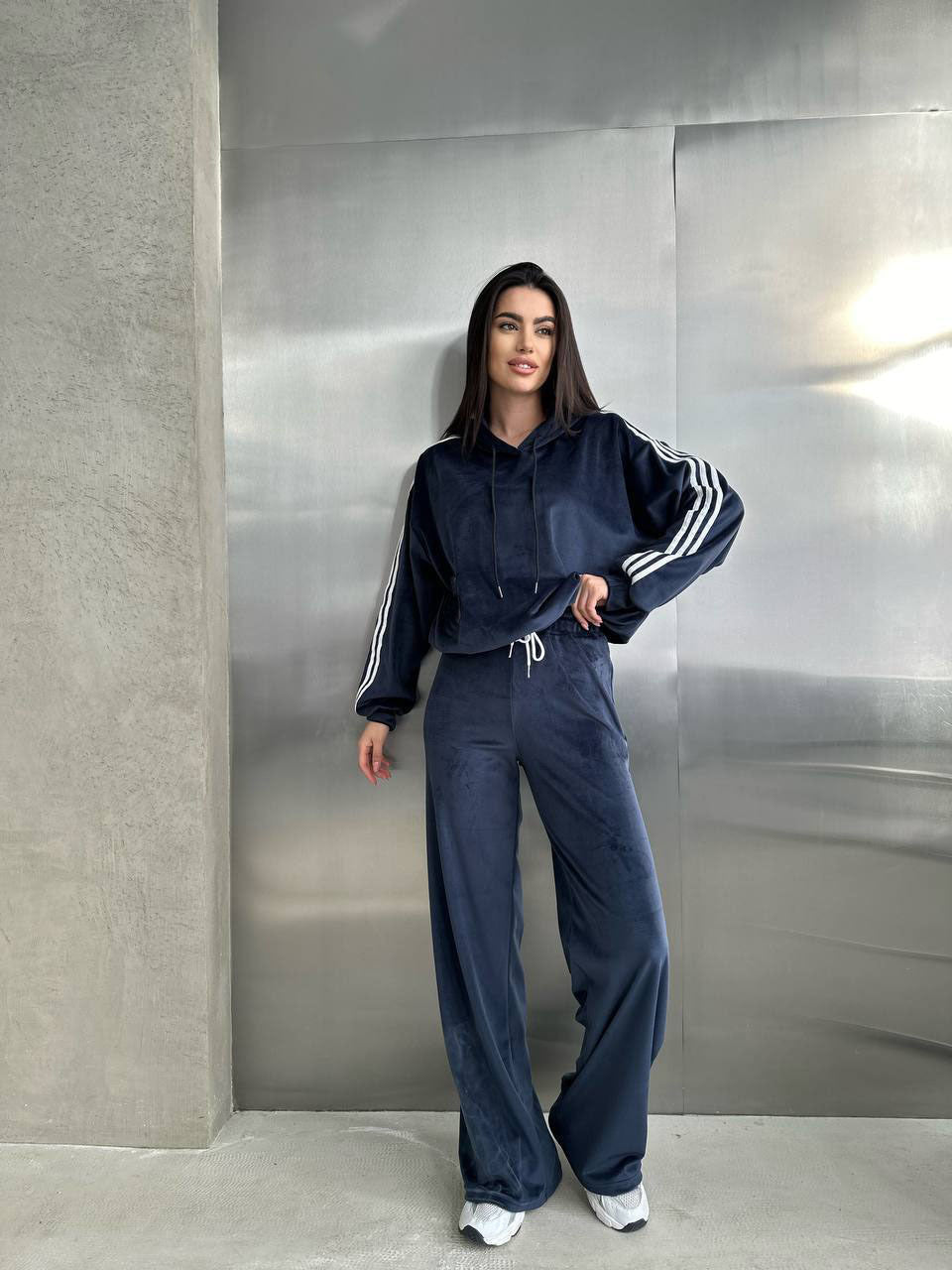 Damen Velours-Zweiteiler mit Cropped-Kapuzenpullover, sportiven Ärmeln und weiter Palazzo-Hose Shop Nory