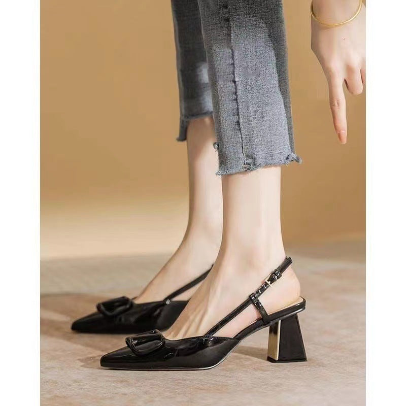 Damen Slingback Pumps mit dekorativen Metallakzenten und komfortablem Blockabsatz