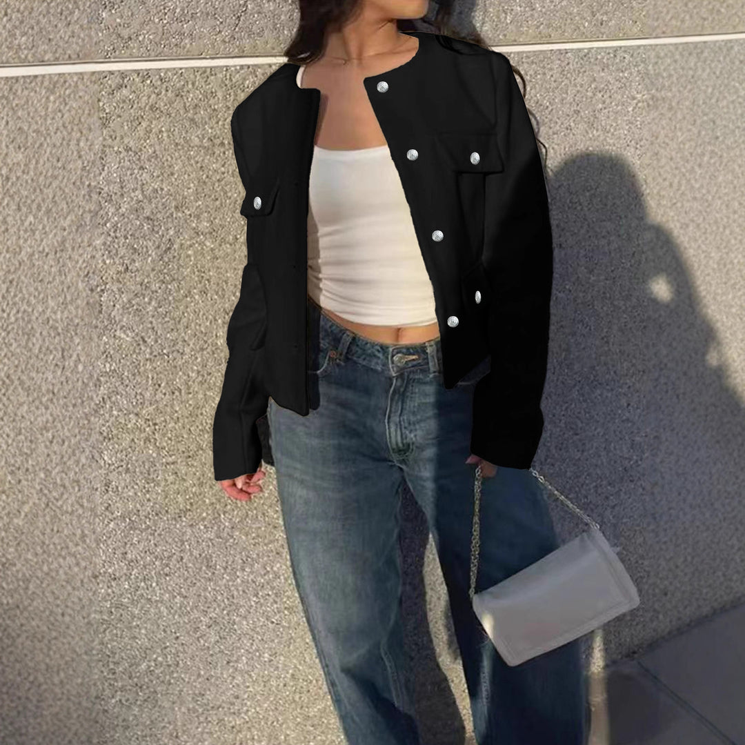 Damen Kurzjacke im Bouclé-Style mit Rundhalsausschnitt, Zierknöpfen und aufgesetzten Pattentaschen Shop Nory