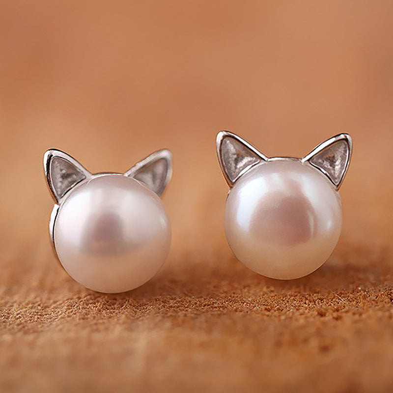 Damen Ohrstecker mit verspieltem Katzenmotiv und eleganter Perle Shop Nory