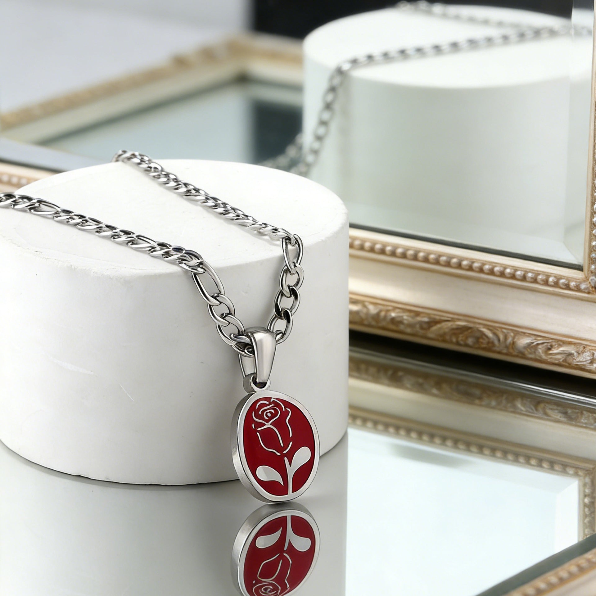 Damen Halskette mit kunstvollem Rosenanhänger und hochwertiger goldplattierter Edelstahl-Gliederkette Shop Nory