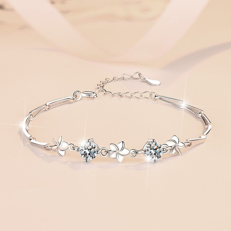 Damenarmband mit floralem Design und funkelnden Kristallen Shop Nory