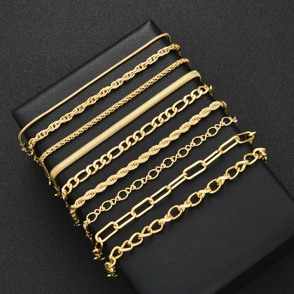Damen Armreif-Set mit stilvollen, ineinander verschlungenen Designs Shop Nory