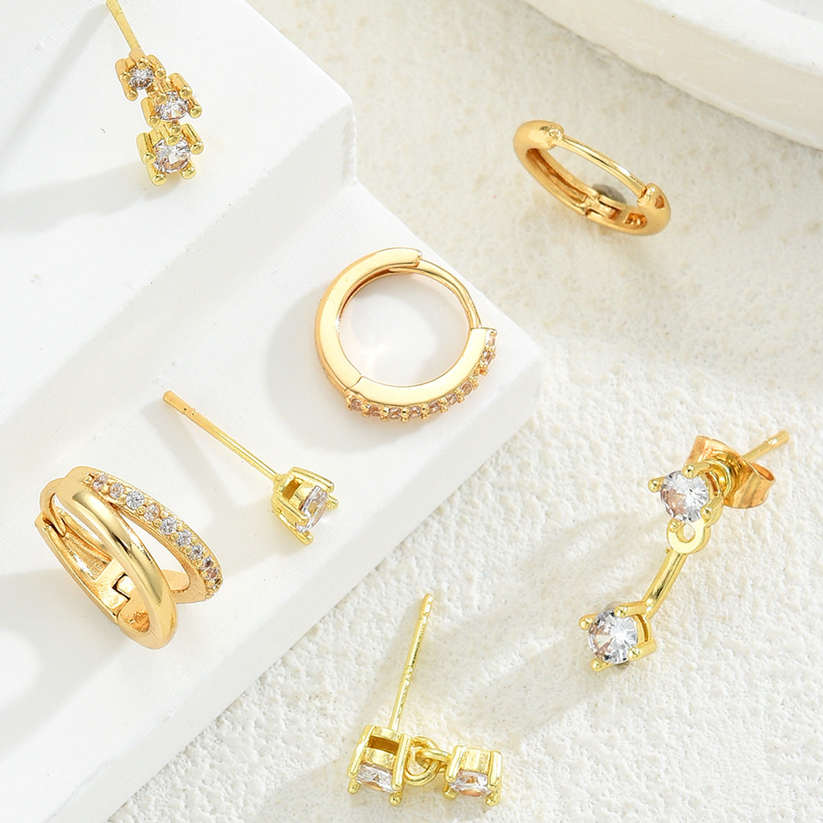 Damen Ohrstecker-Set mit funkelnden Kristallen und modernen Designs Shop Nory