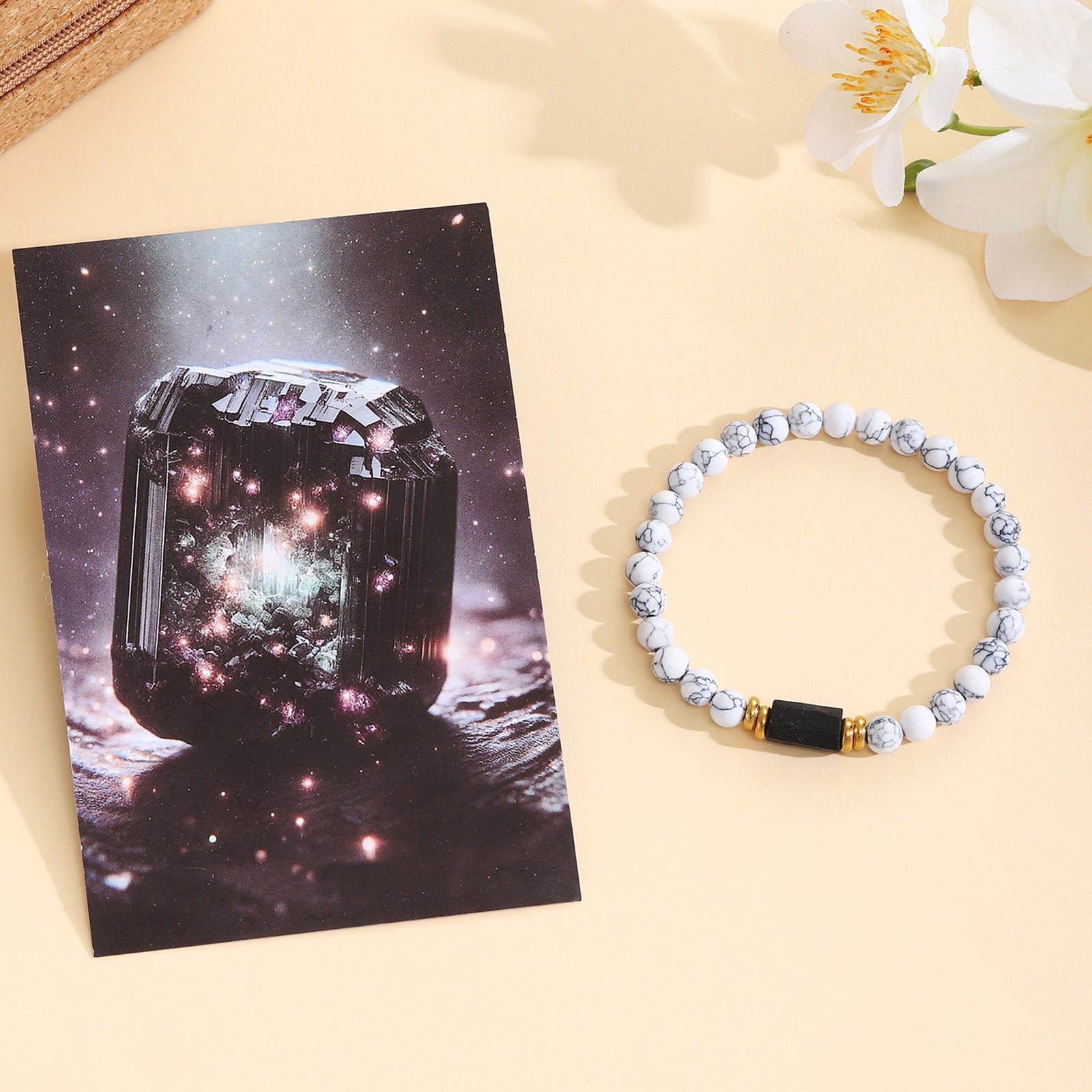 Damenarmband aus Rosenquarz mit schwarzem Akzent und goldenen Verzierungen Shop Nory