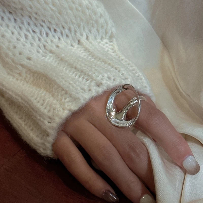 Damenring mit elegantem, geschwungenem Design und zentralem Onyx Shop Nory