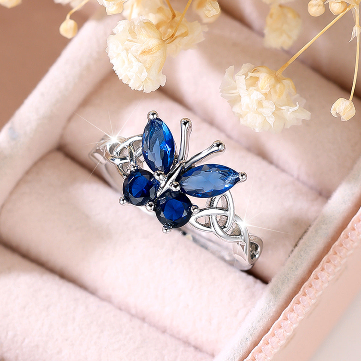 Damen Ring mit kunstvollem Schmetterlingsdesign und schimmernden Opal-Elementen Shop Nory
