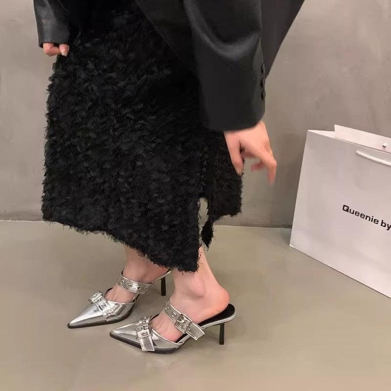 Damen Spitz zulaufende Mule‑Pantoletten mit doppeltem Schnallenriemen, Ösen‑Detail und niedrigem Kitten‑Absatz Shop Nory