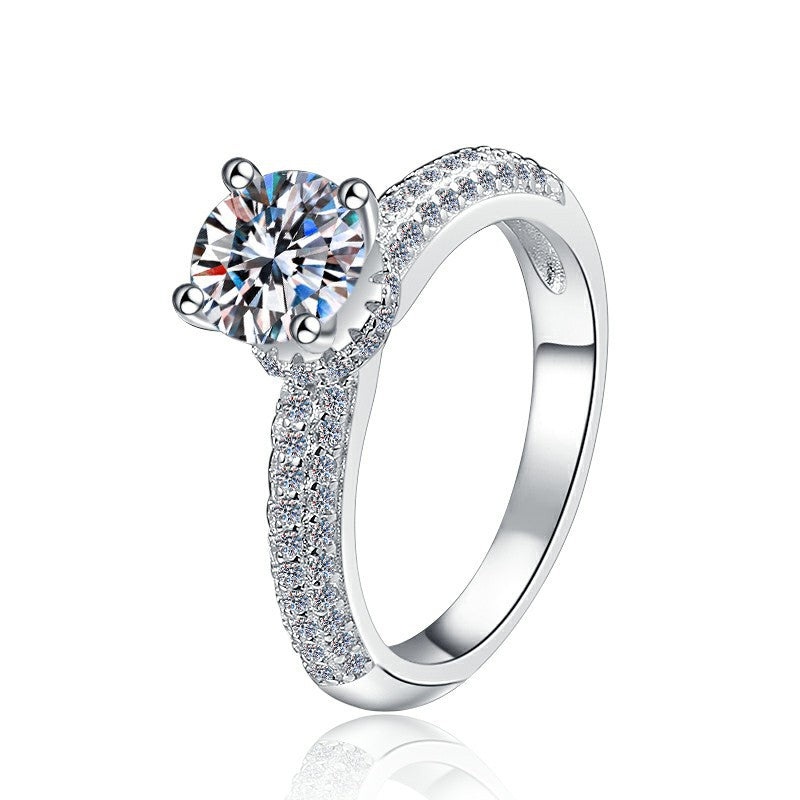 Damen Verlobungsring mit strahlendem Zirkonia und filigraner Detailverzierung Shop Nory