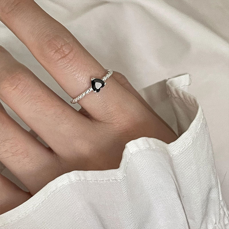 Damen Offener Ring mit kunstvollem Twist-Design und funkelndem Herzstein Shop Nory