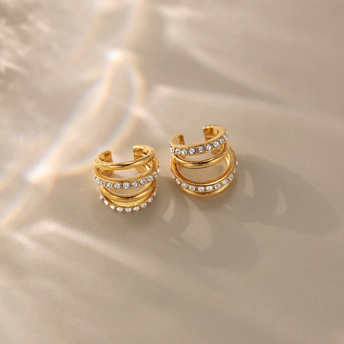Damen Ohrhänger mit funkelndem Kristall und glattem Goldfinish Shop Nory
