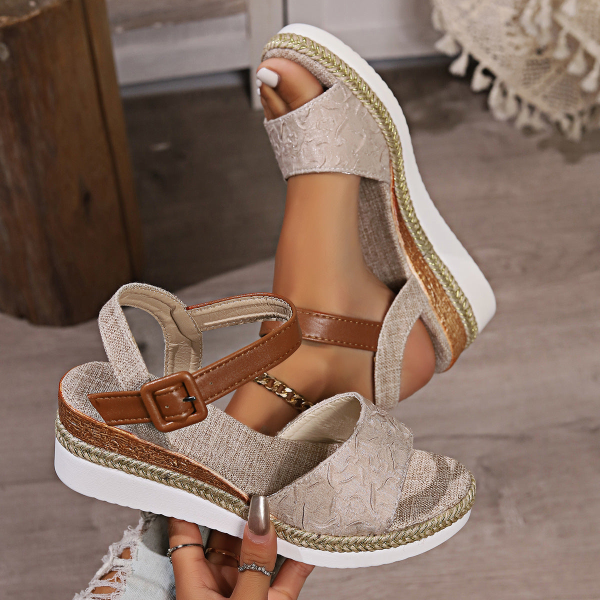 Damen Wedge-Sandalen mit verstellbarem Riemen und trendigem Bast-Detail