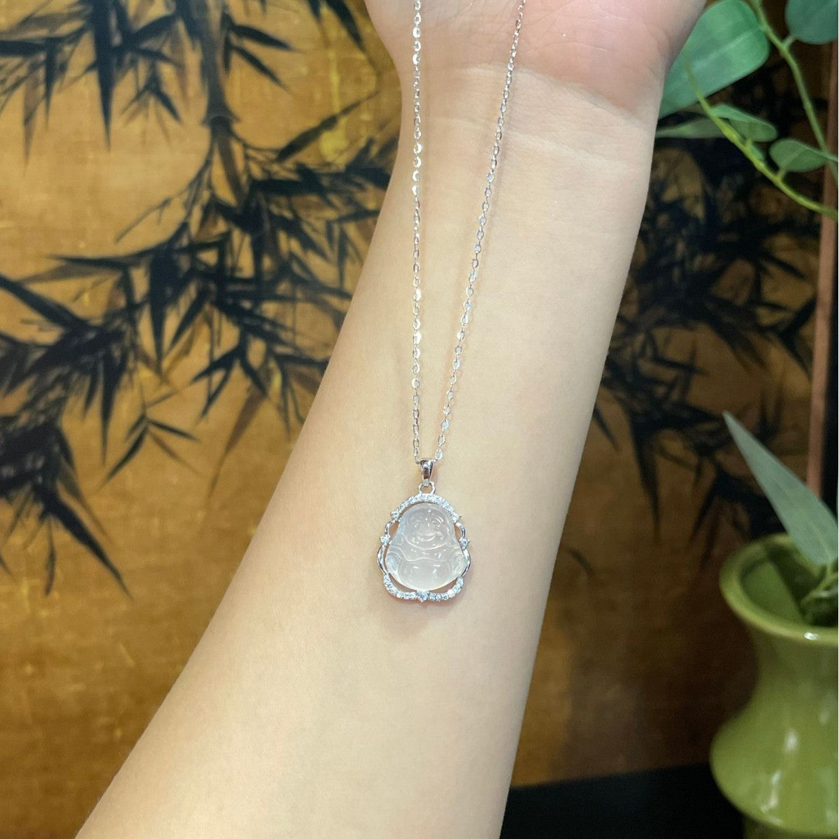 Damen Halskette mit kunstvollem Buddha-Anhänger und strahlenden Zirkonia Shop Nory