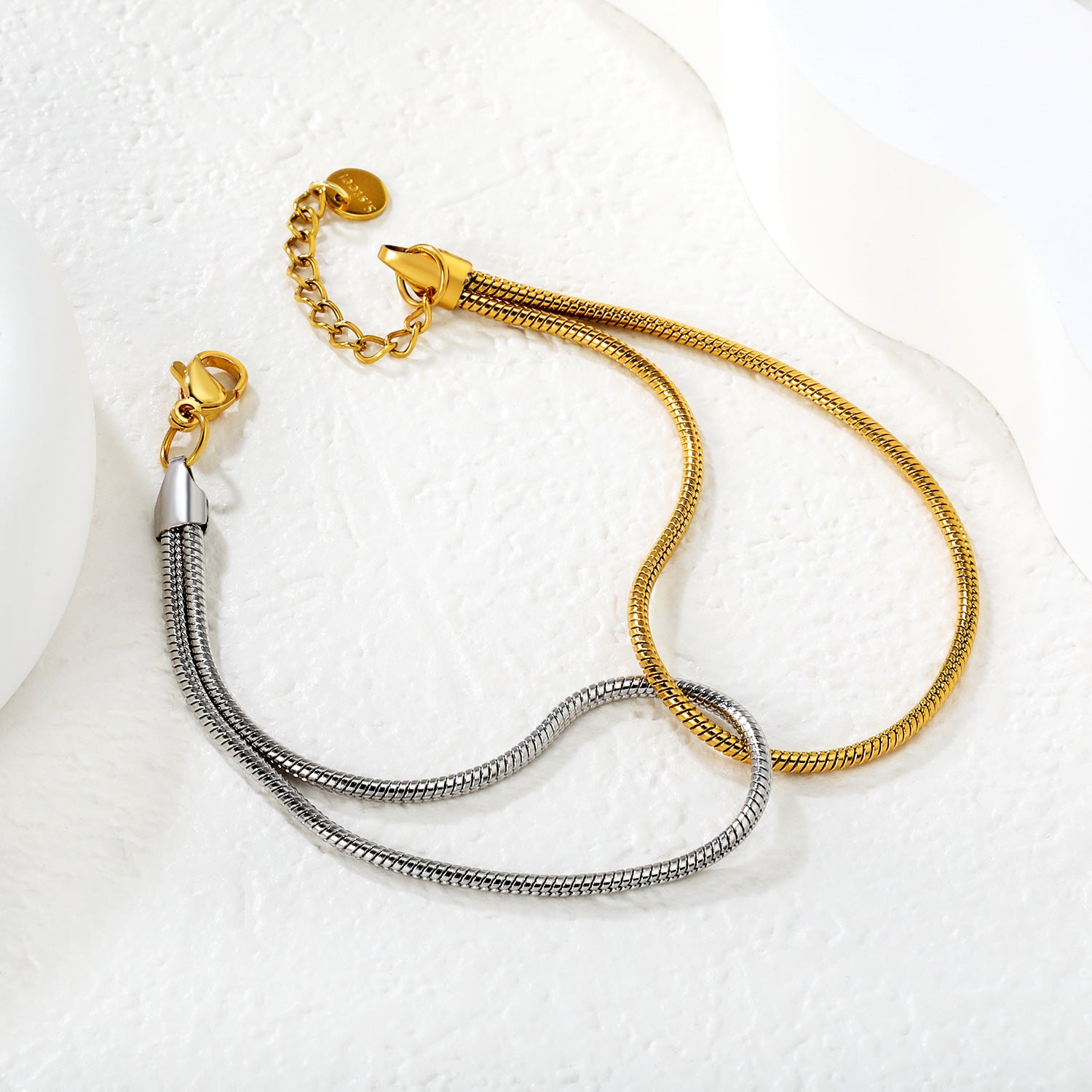Damen edles Armkettchen mit geschwungenem Design und Perlenakzenten Shop Nory