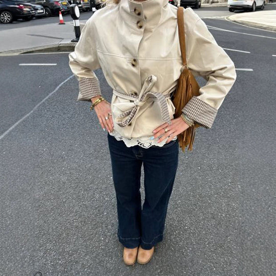 Damen Kurze taillierte Lederimitat-Jacke mit Stehkragen, Karo-Bündchen & Bindegürtel Shop Nory