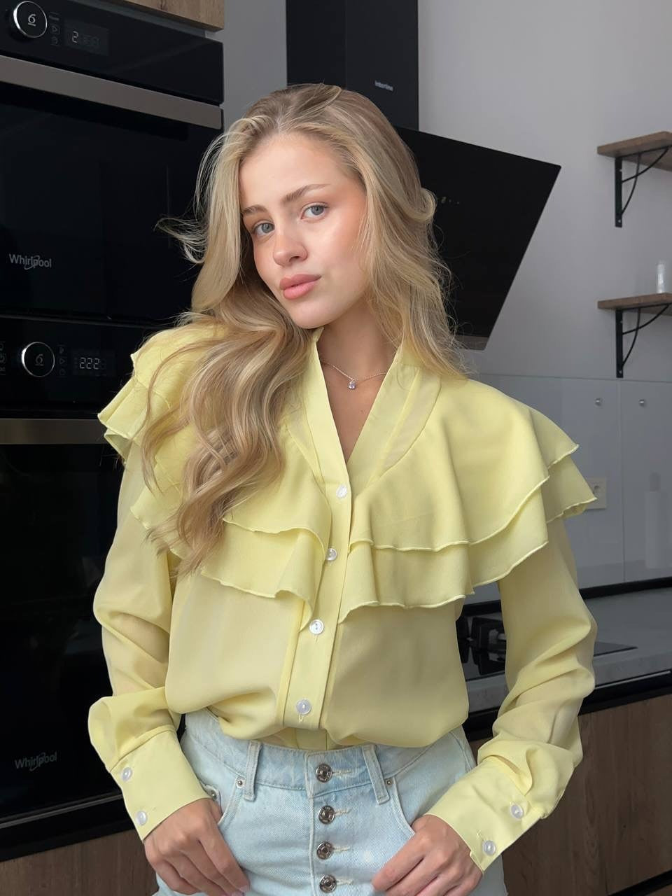Damen Chiffon-Bluse mit mehrlagiger Volant-Rüsche und Perlmuttknöpfen Shop Nory