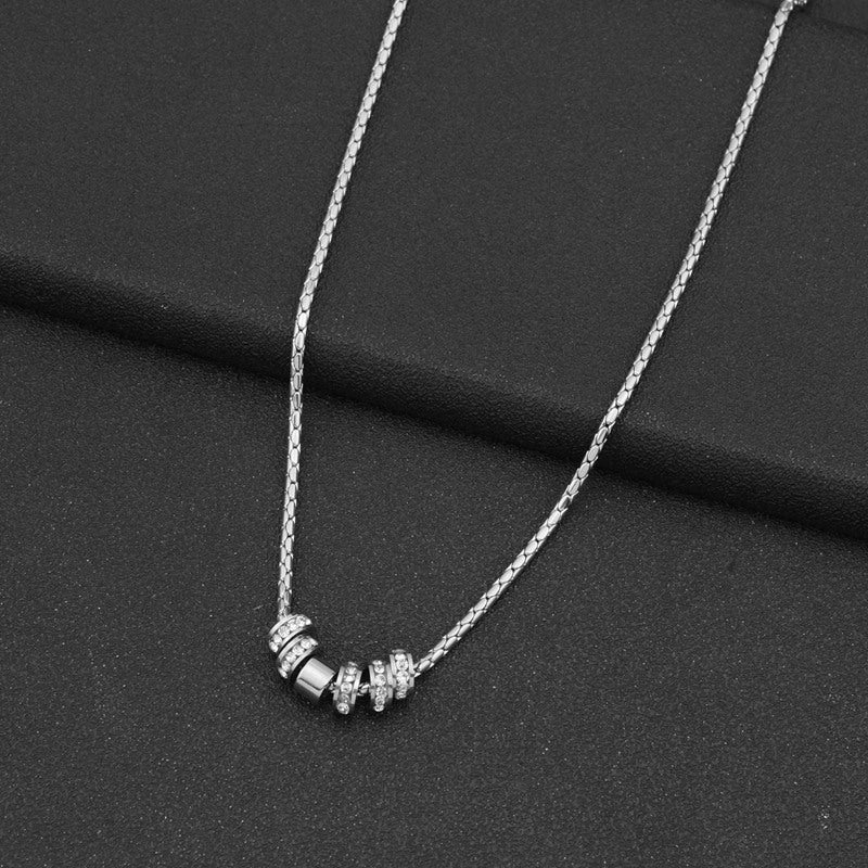 Damen Halskette mit eleganten gravierten Anhängern und modernem Design Shop Nory