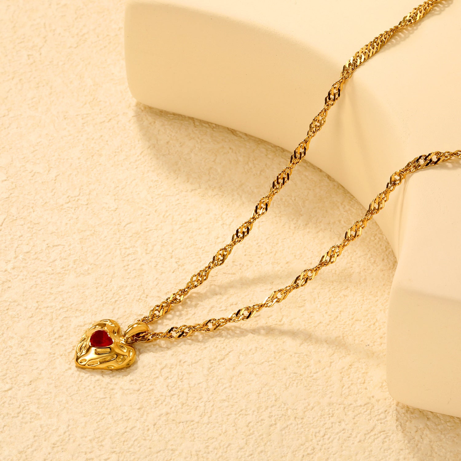 Damen Kette mit herzförmigem Anhänger aus hochwertigem Edelstahl und eleganter Dreifachdrähte-Verkettung Shop Nory