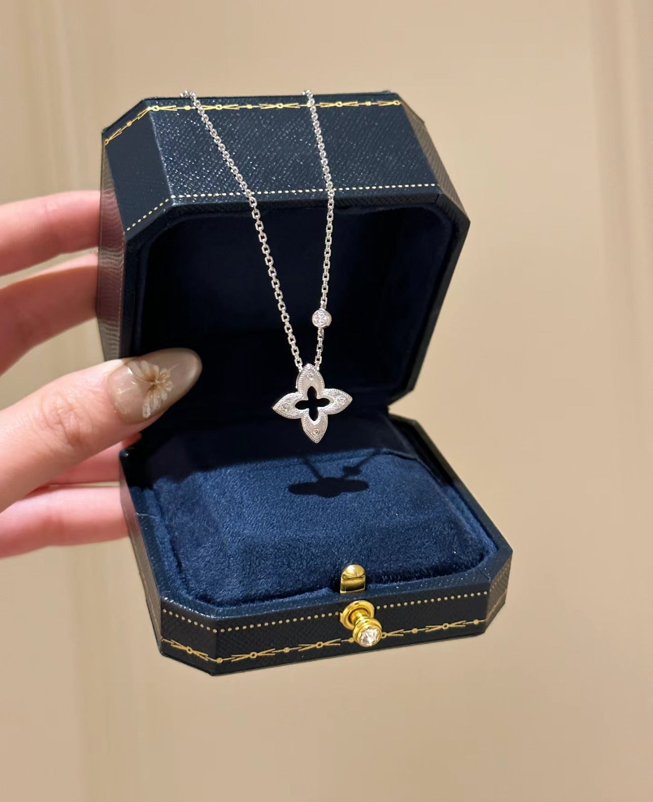 Damen Halskette mit filigranem Blütenanhänger und funkelnden Akzenten Shop Nory