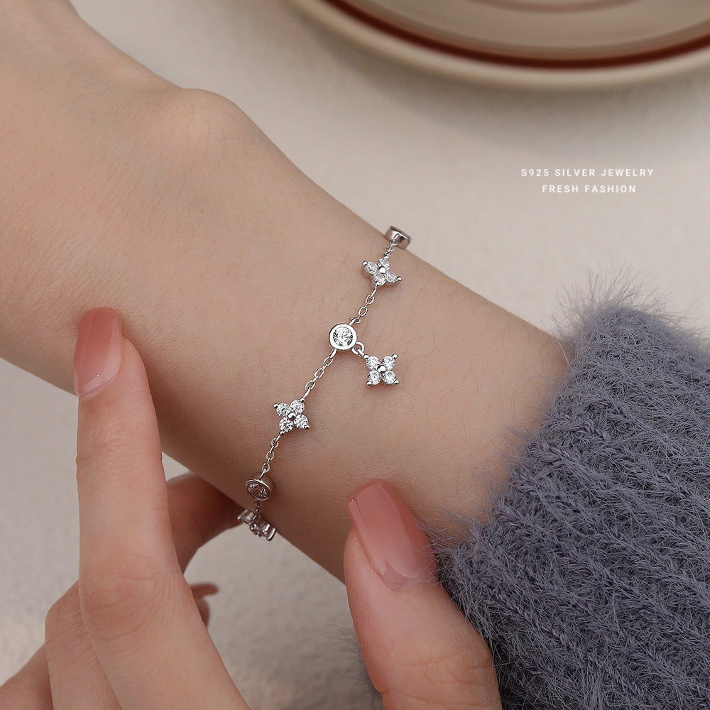 Damenarmband mit funkelnden Zirkonia und floralen Akzenten Shop Nory