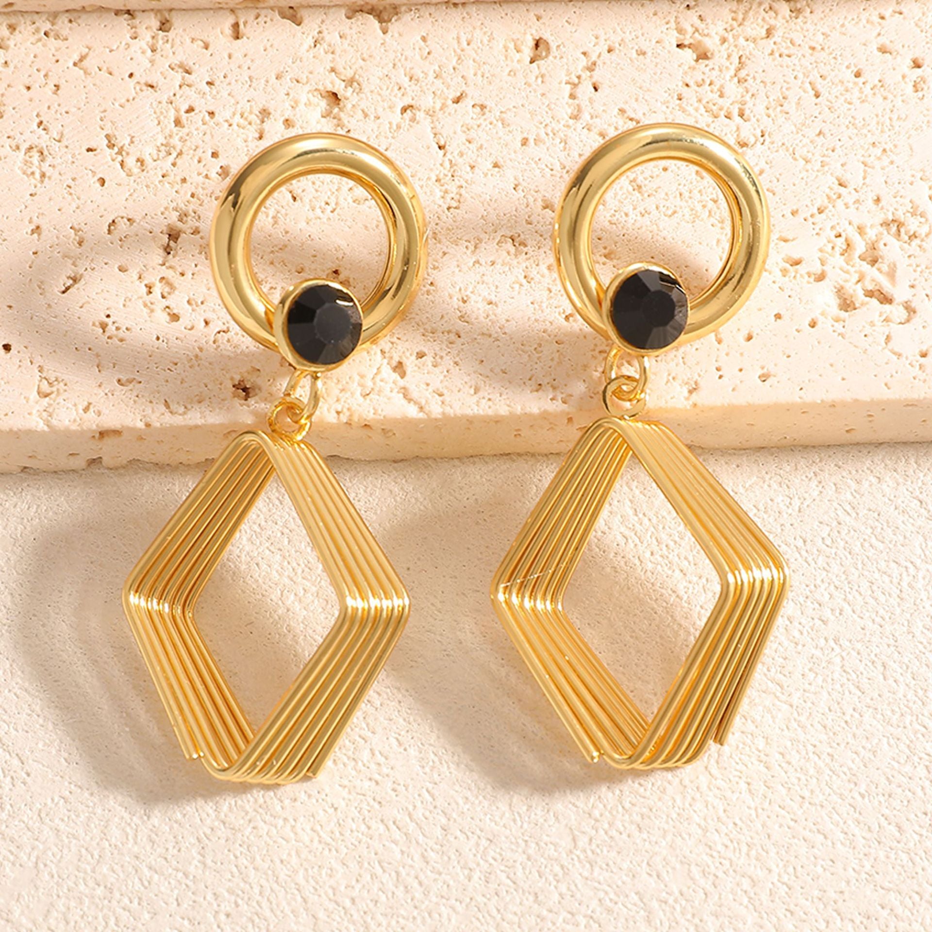 Damen Design Ohrringe mit geometrischem Drahtmotiv Shop Nory