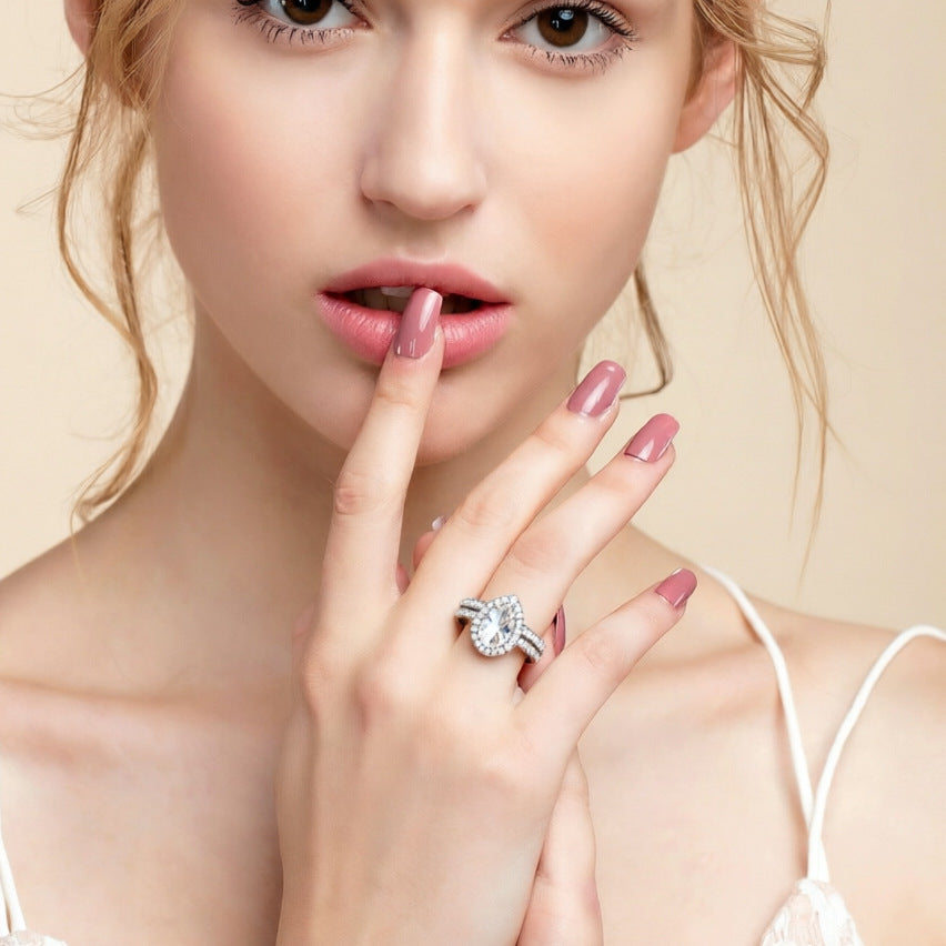 Damen Verlobungsring mit funkelndem Solitaire und elegantem Band Shop Nory