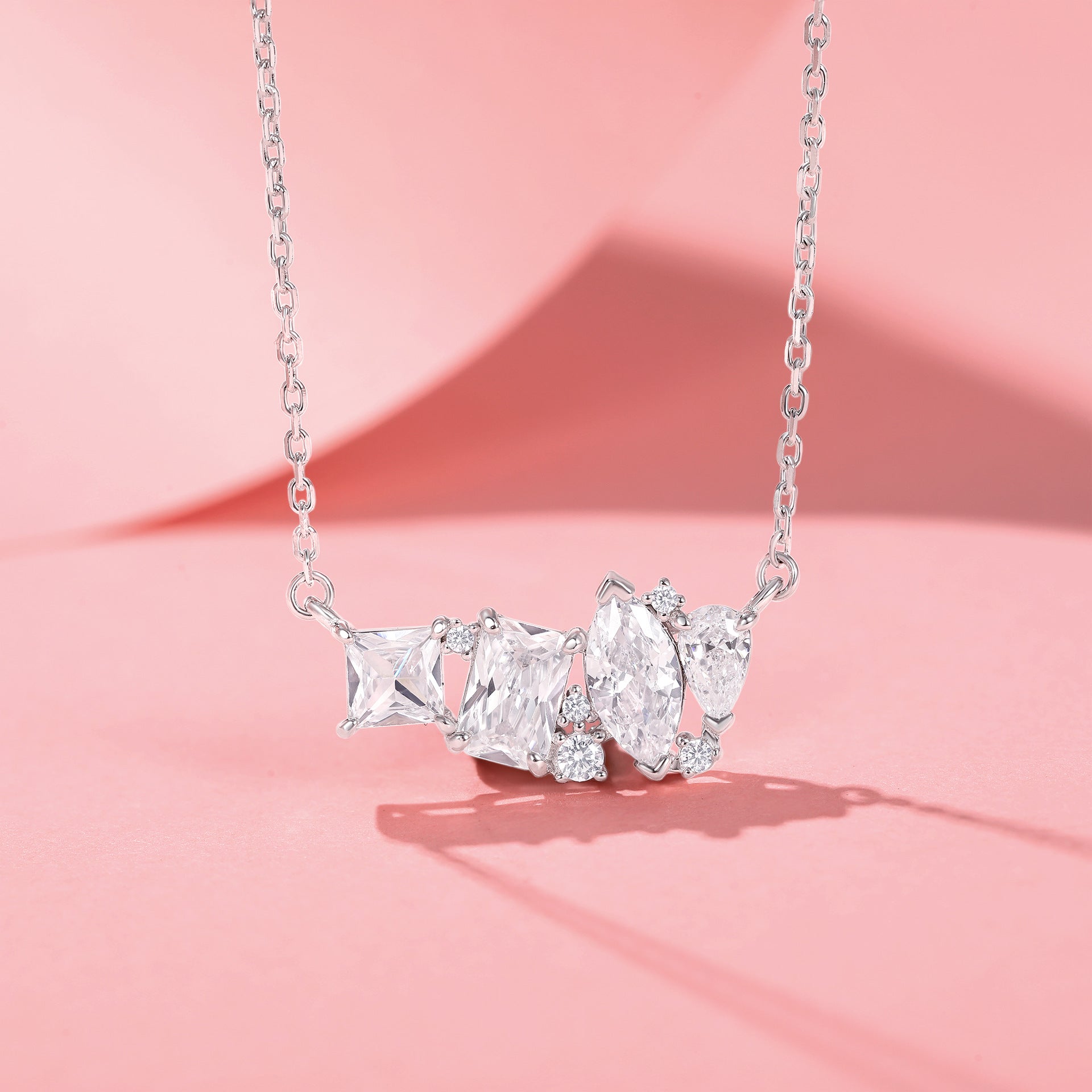 Damen Halskette mit funkelnden, facettierten Edelsteinen und zartem Design Shop Nory