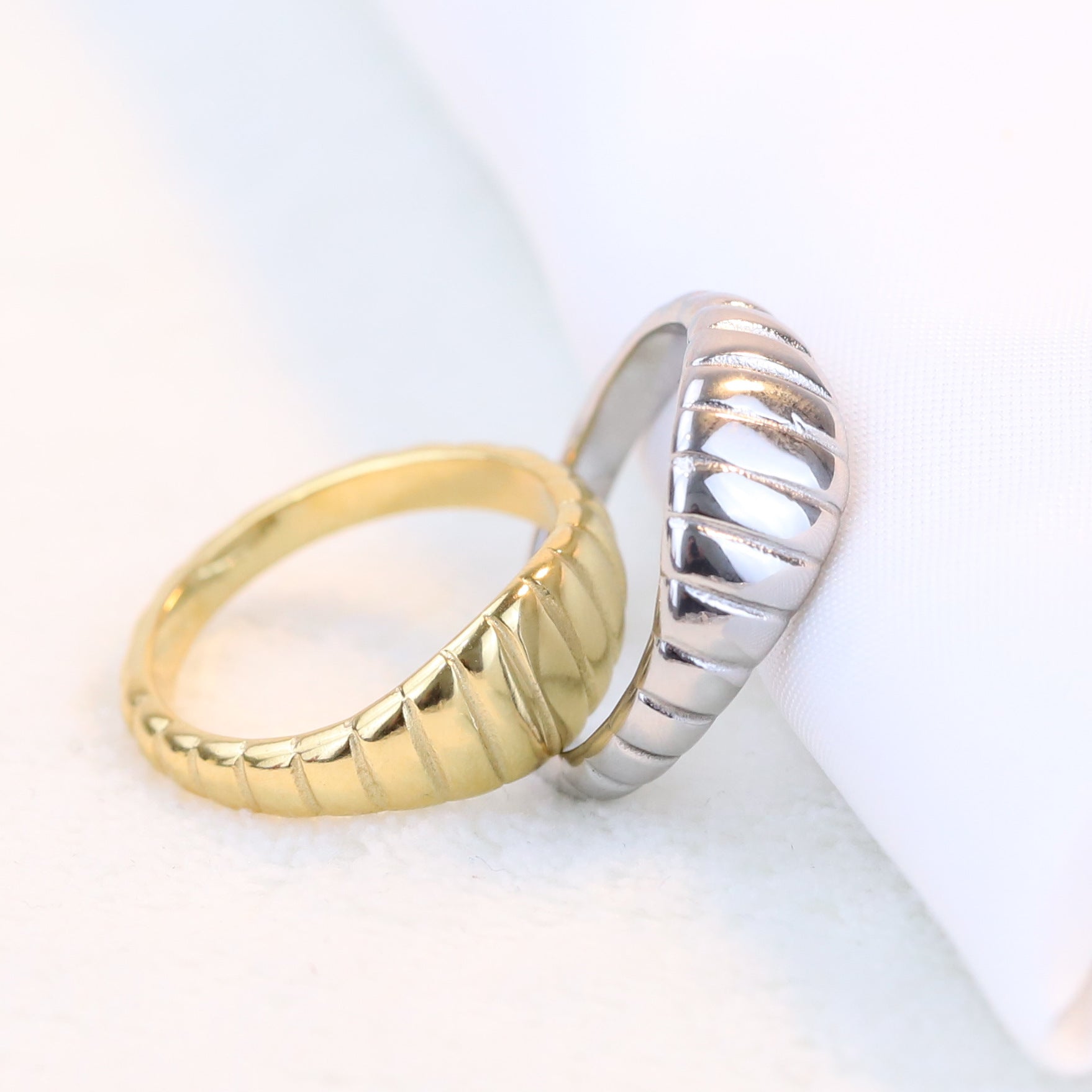Damen Ring mit strukturierter Oberfläche und modernem Design Shop Nory
