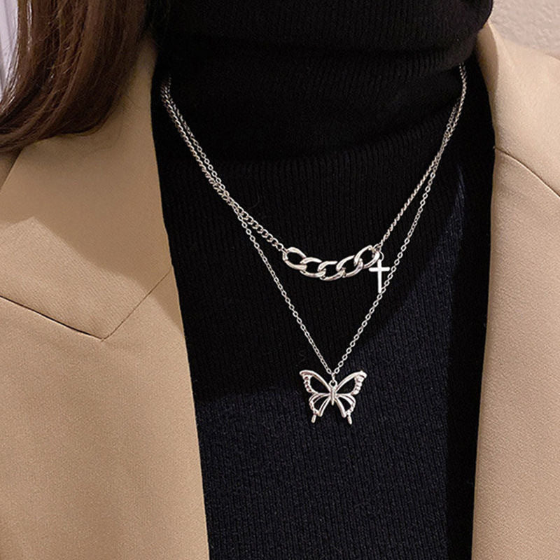 Damen mehrlagige Halskette mit filigranem Schmetterlingsanhänger und urbanem Design Shop Nory