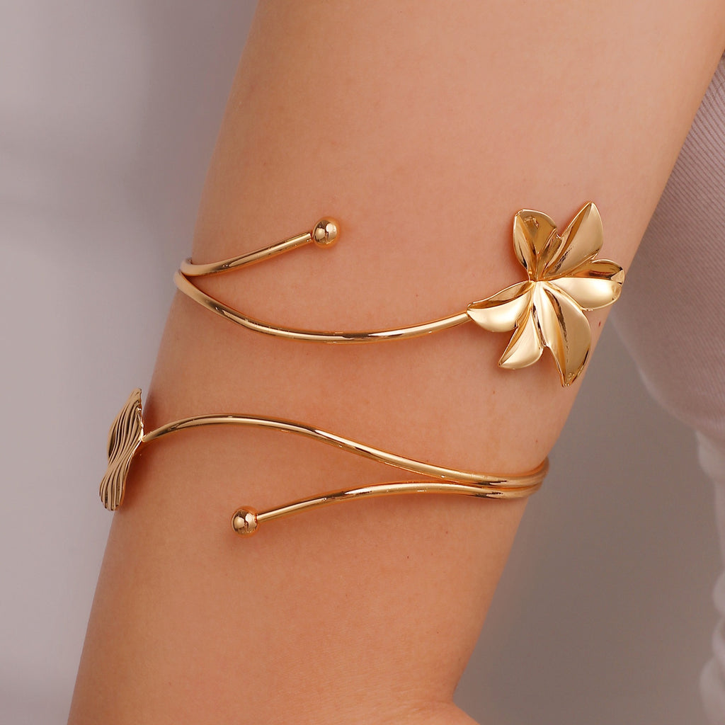 Damen Offener Armreif mit floralen Akzenten Shop Nory