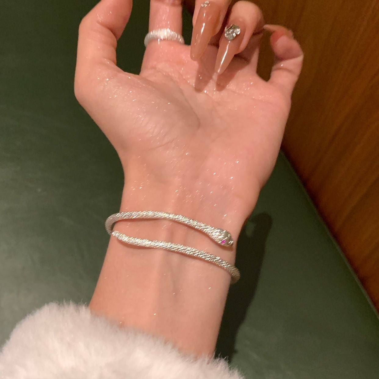 Damen Armreif mit elegantem Schlangendesign und funkelnden Zirkonia Shop Nory