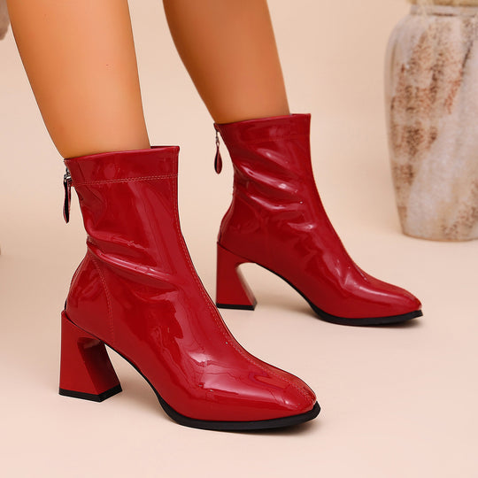 Damen Lack-Stiefelette mit eckigem Blockabsatz und knöchelhohem Schaft Shop Nory