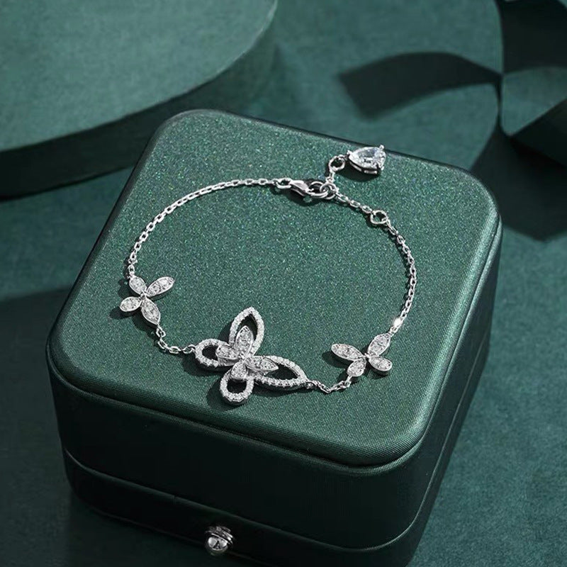 Damen elegantes Armband mit filigranem Schmetterlingsdesign und funkelnden Kristallen Shop Nory