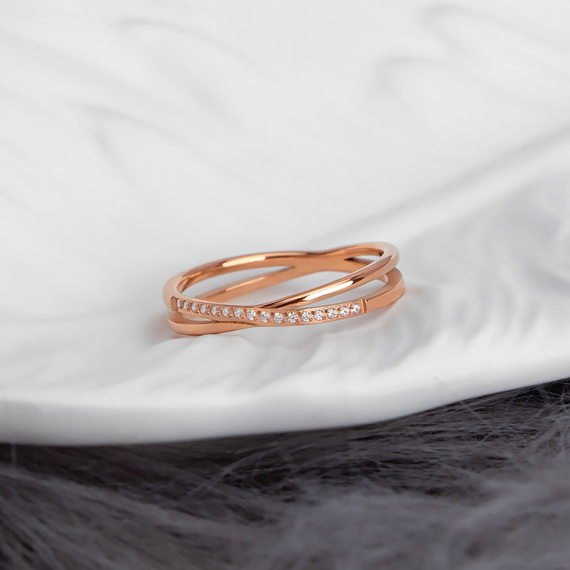 Damen eleganter Ring mit geflochtenem Design und funkelnden Zirkonia-Steinen Shop Nory