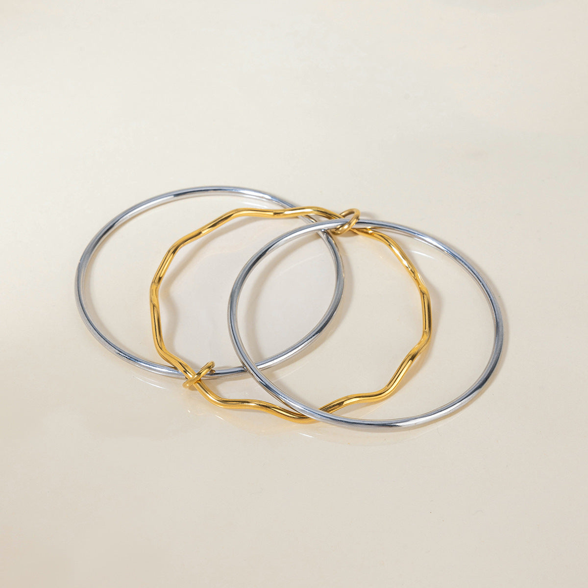 Damen Offenes Armband mit elegantem Zickzack-Design und hypoallergener Edelstahlverarbeitung Shop Nory