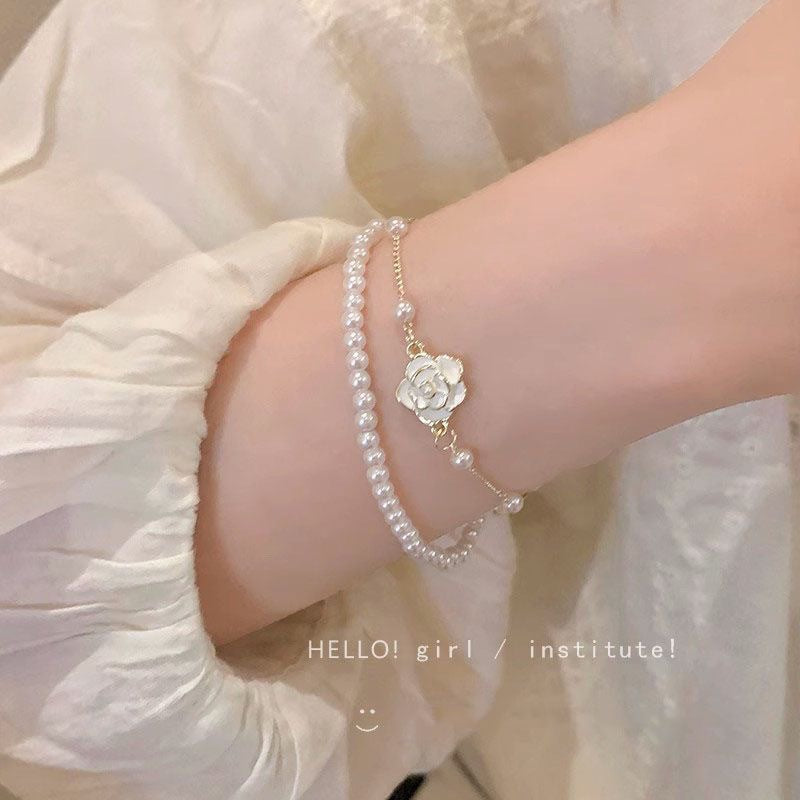 Damen Armband mit zarter Perlenverzierung und eleganter Rosenapplikation Shop Nory