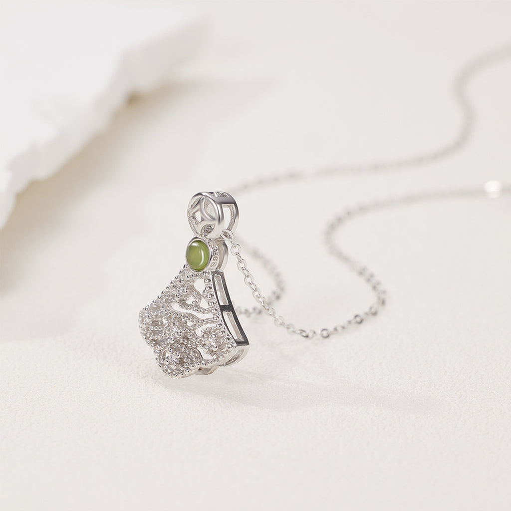 Damen filigrane Halskette mit kunstvollem Anhänger aus goldfarbenem Metall und Zirkonia-Verzierungen Shop Nory
