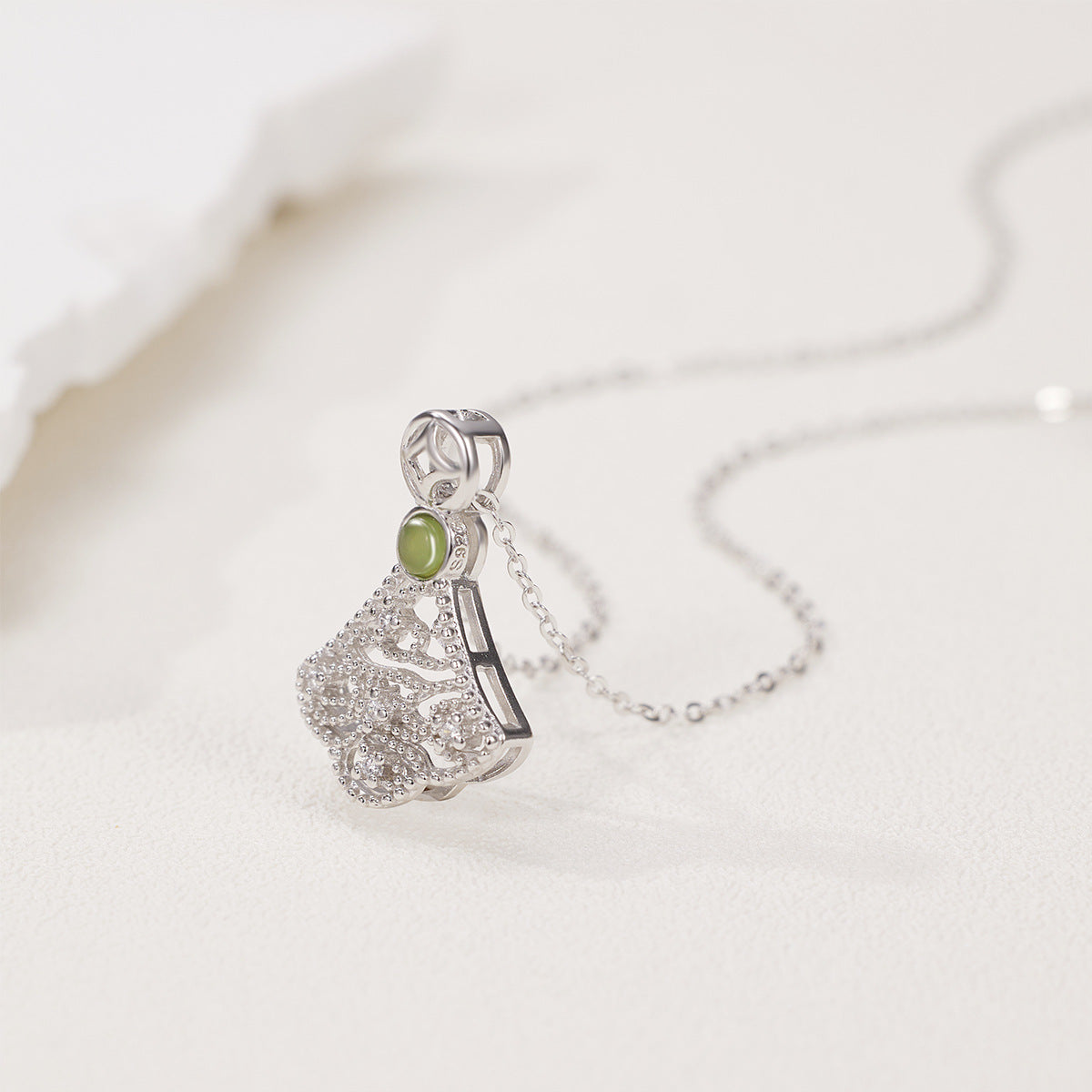 Damen filigrane Halskette mit kunstvollem Anhänger aus goldfarbenem Metall und Zirkonia-Verzierungen Shop Nory