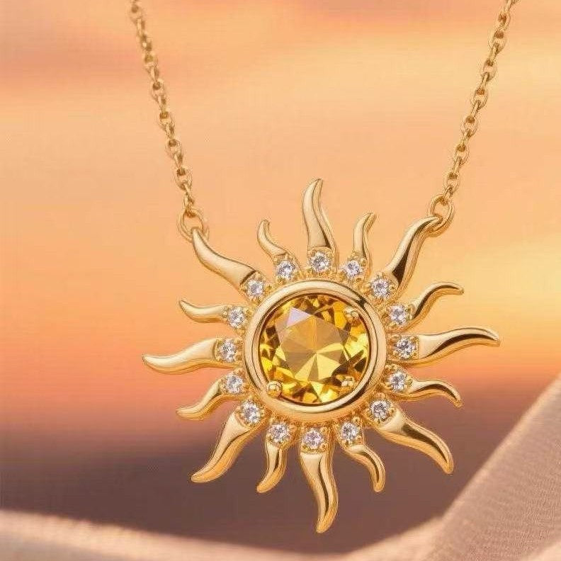 Damen Halskette mit Sonnenanhänger und funkelnden Kristallen Shop Nory
