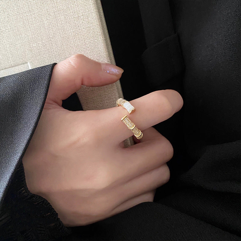 Damenring mit elegantem strukturierten Design und funkelnden Zirkonia Shop Nory