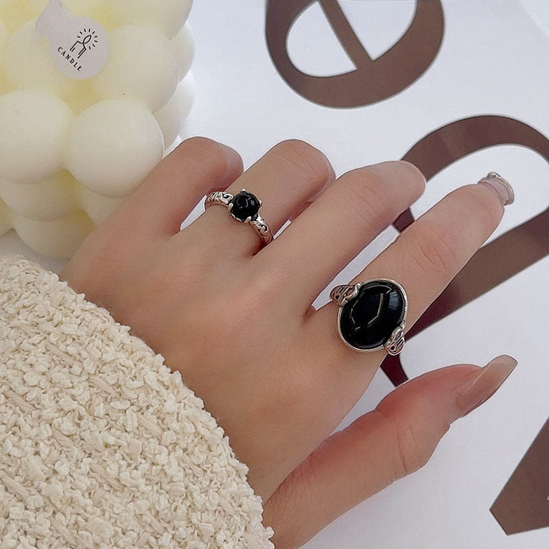 Damenring mit elegantem, ovalem Onyx und detailreicher Silberfassung Shop Nory