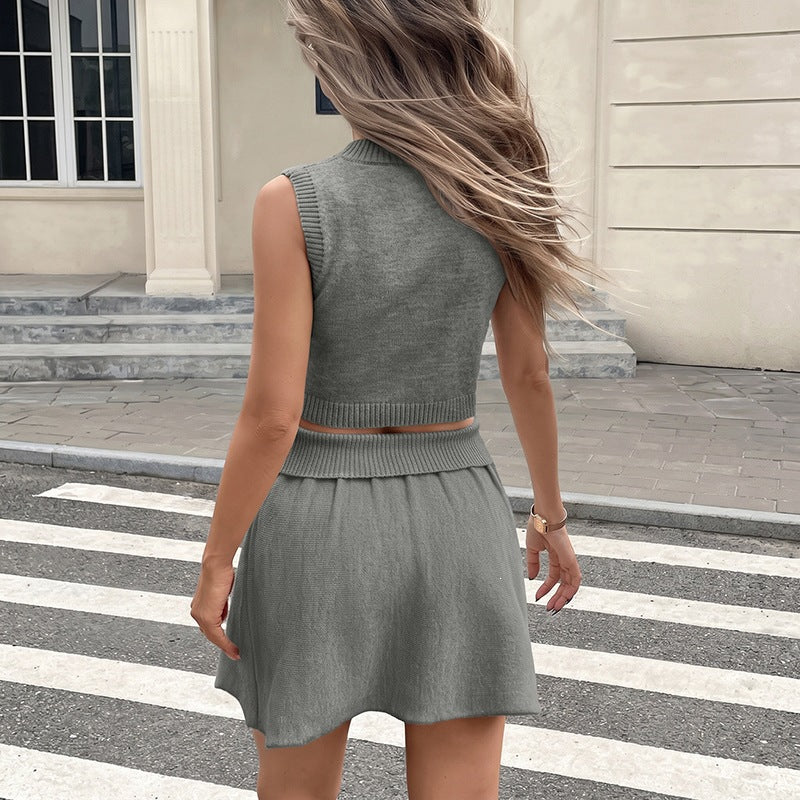 Damen Gestricktes Cropped-Set mit V-Ausschnitt, Ärmellosem Pullover und plissiertem Minirock Shop Nory