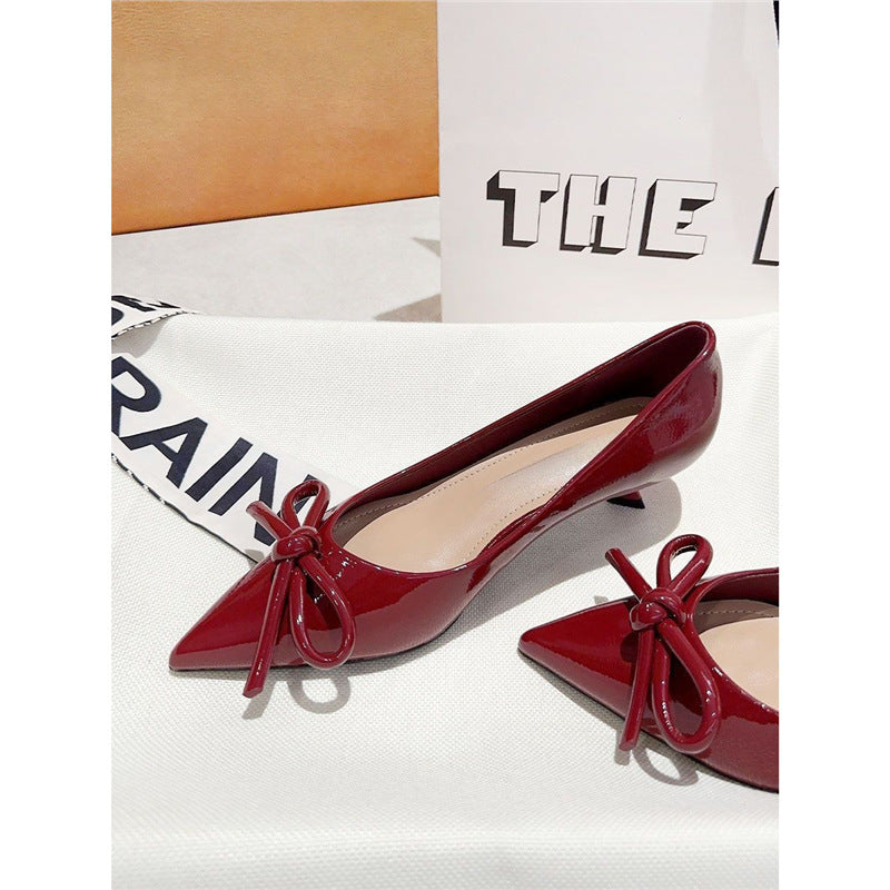 Damen Spitz zulaufende Lack-Pumps mit kleinem Sculpted-Kitten-Absatz und Schleifen-Detail Shop Nory